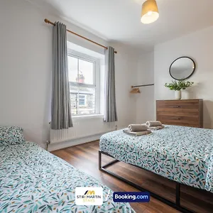 Stylish 2 Bedroom Townhouse By Stirkmartin Short Lets & Serviced With Free Parking & Sleeps5 , Cardiff United Kingdom